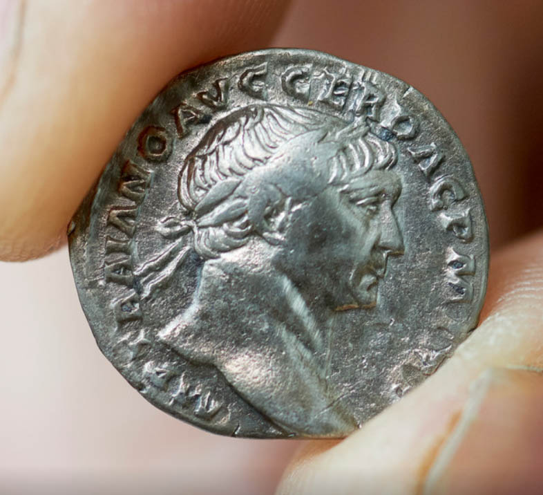 Detektoristen finden römischen Münzsatz, Wissenschaftler identifizieren Opfergaben